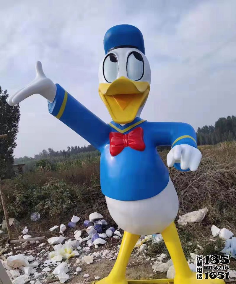 游樂場(chǎng)玻璃鋼彩繪唐老鴨雕塑 游樂場(chǎng)玻璃鋼彩繪唐老鴨雕塑