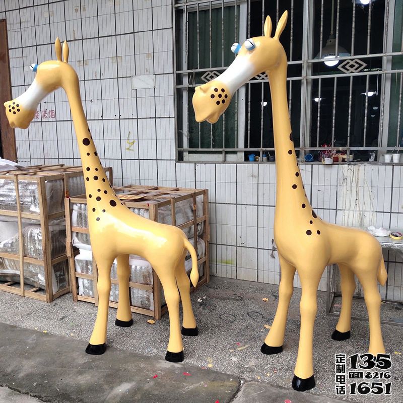 景區(qū)游樂(lè)園玻璃鋼卡通可愛長(zhǎng)頸鹿雕塑 景區(qū)游樂(lè)園玻璃鋼卡通可愛長(zhǎng)頸鹿雕塑